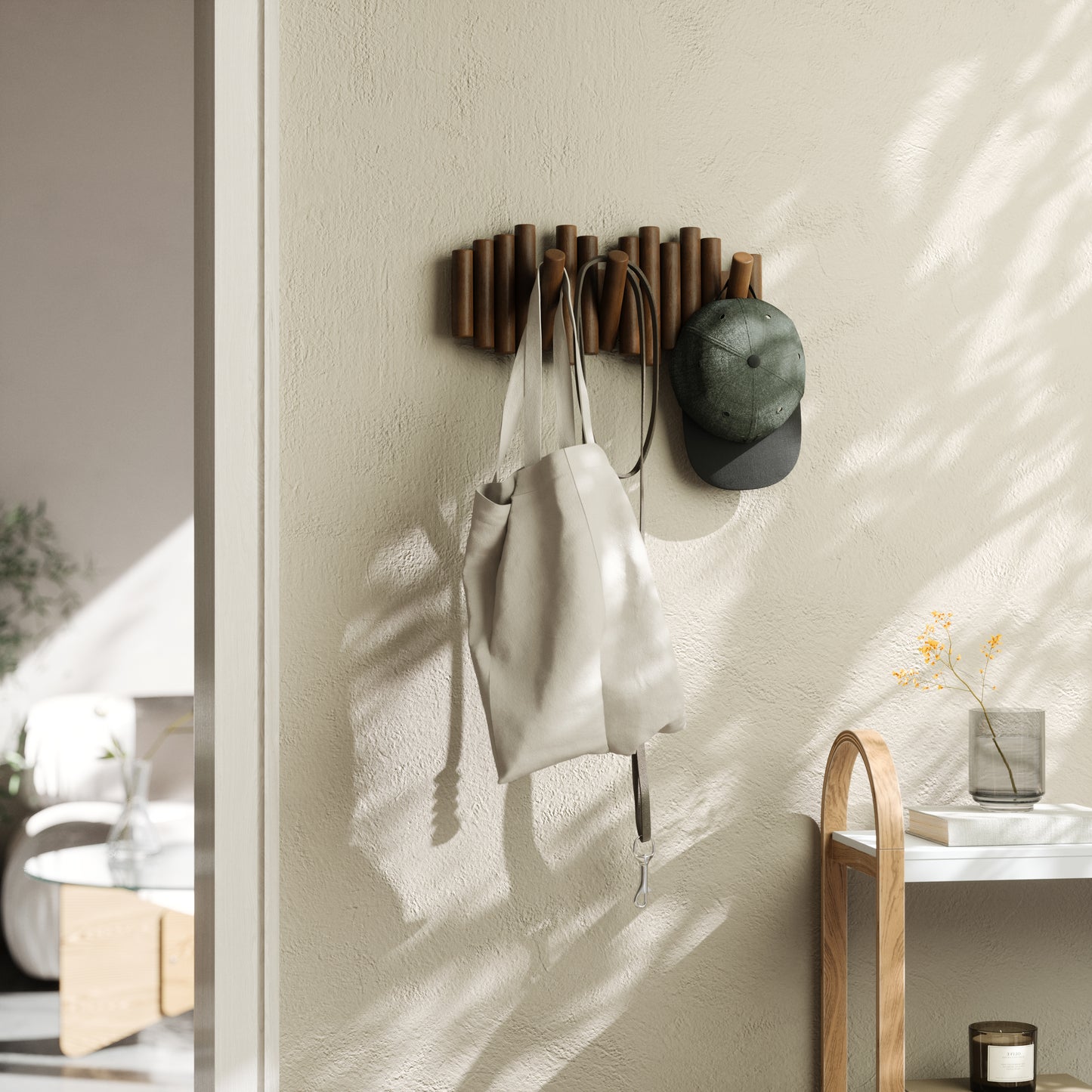Picket knaggrekke walnut– funksjonelt design som også er veggkunst