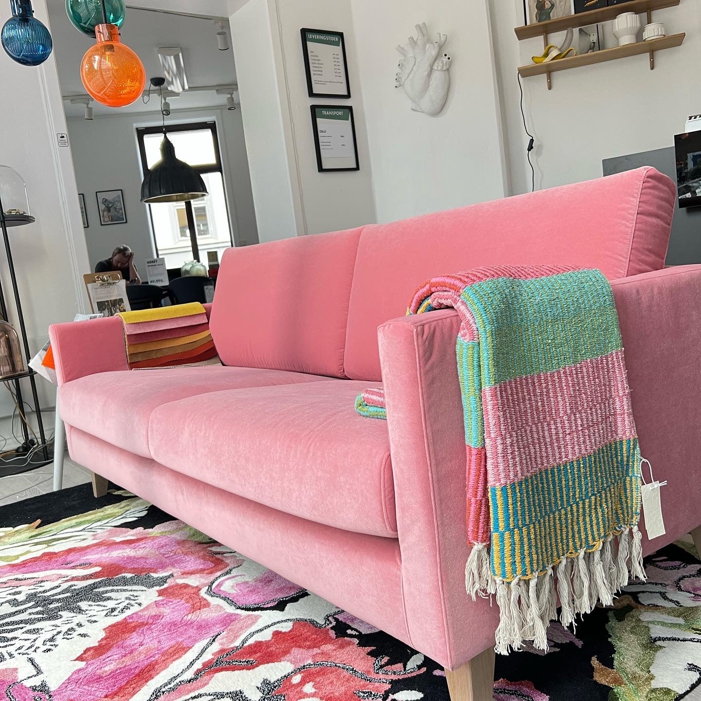 Impulse 2,5-seter sofa Rosa velur, demomodell