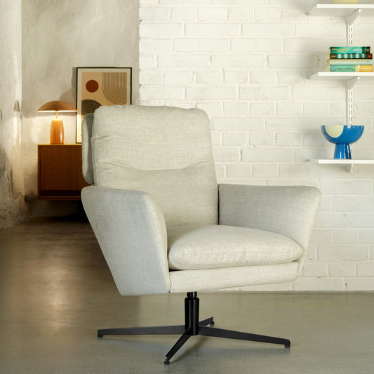 Amy lenestol med dreiefot i moderne design – liten og komfortabel lenestol, perfekt til stue, soverom eller lesekrok