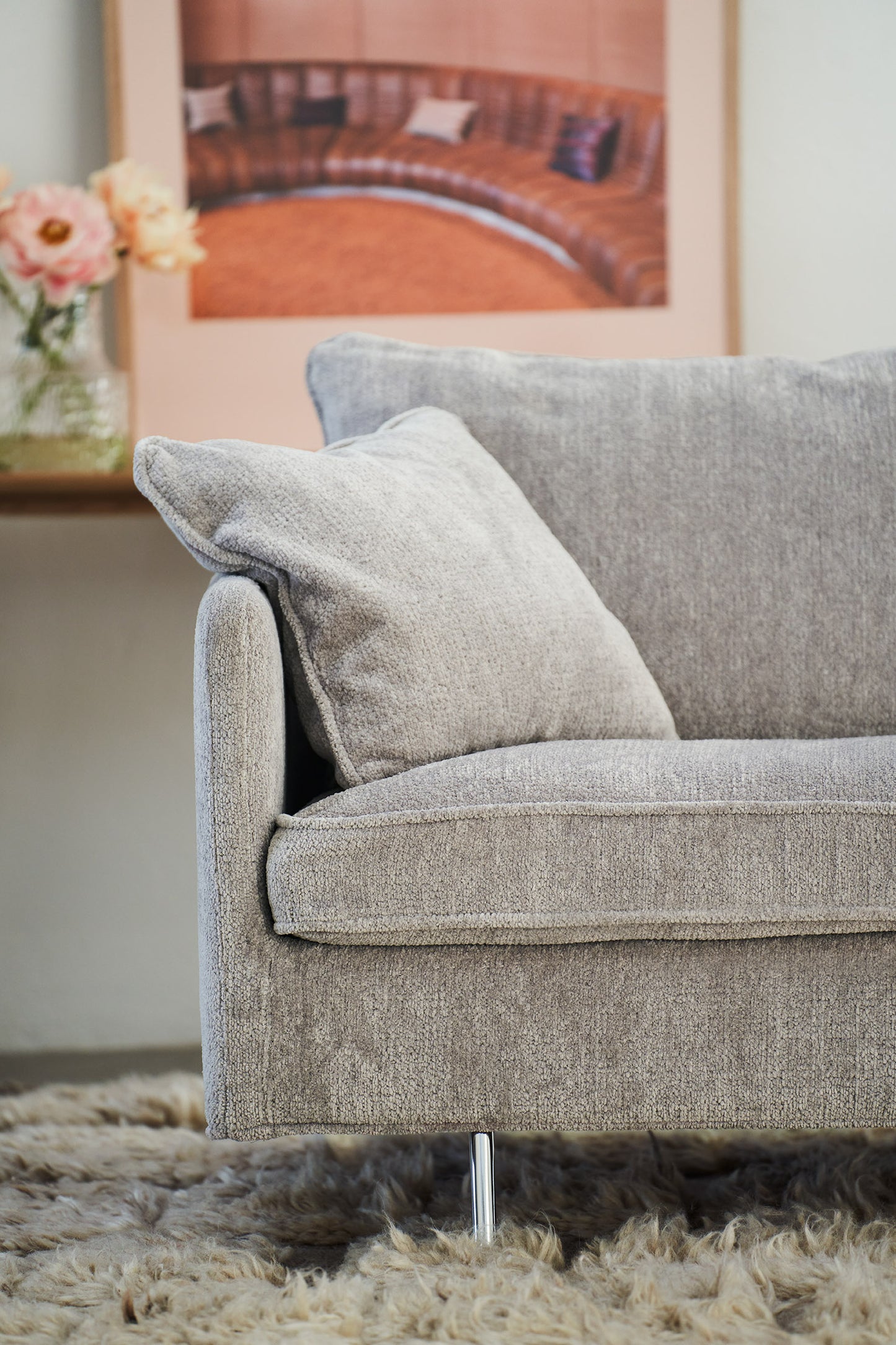 Julia sofa i lysegrått tekstil – personlig møbelrådgivning i Oslo