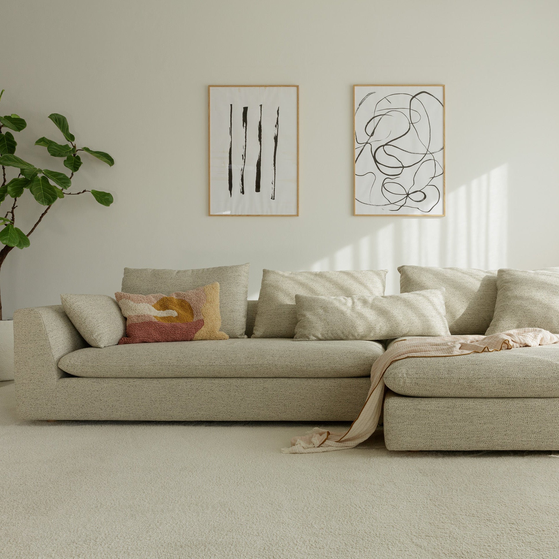 Milou modulsofa fra SiTs i moderne oppsett med chaiselong og integrert trebrett, vist i lys grå tekstil