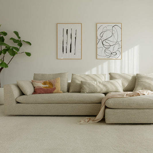 Milou modulsofa fra SiTs i moderne oppsett med chaiselong og integrert trebrett, vist i lys grå tekstil