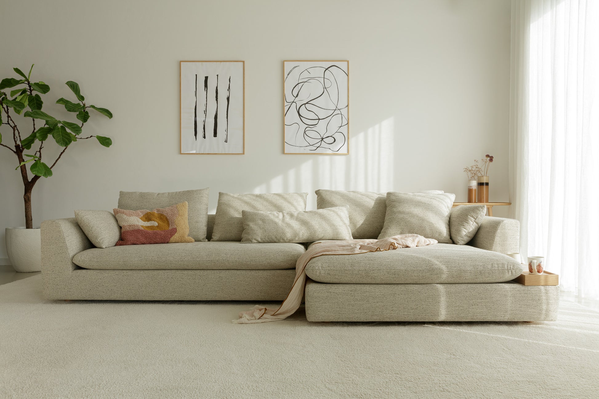 Milou modulsofa fra SiTs i moderne oppsett med chaiselong og seter i memoryfoam,  vist i lys grå tekstil