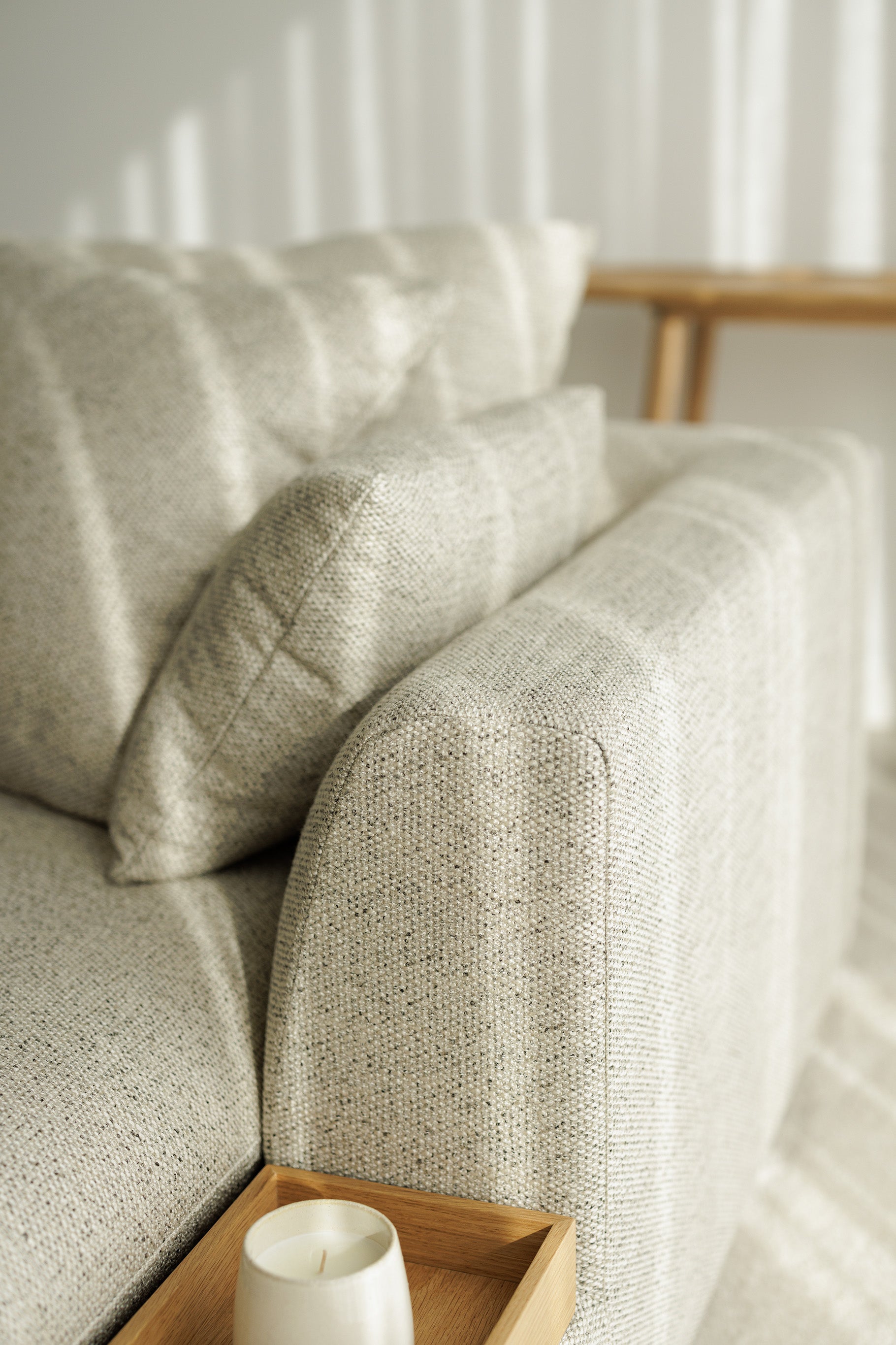 tekstilet er Rock 1 natur, et røft og tøfft tekstil i en nyk med grov vevd tektil med litt pepper innslag