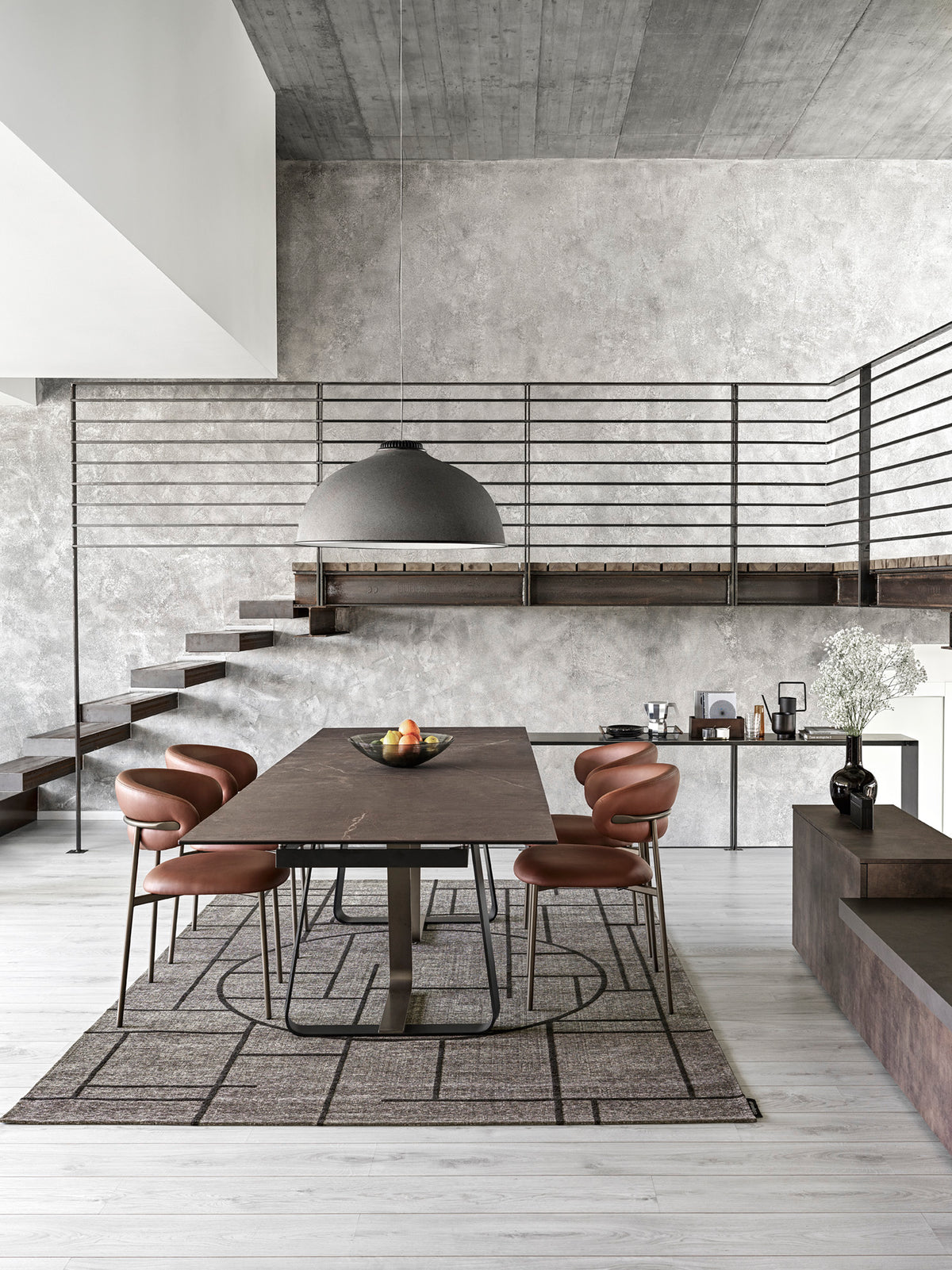 Spisestue med Sunshine spisebord og Oleandro stoler i brunt skinn – @HOME Oslo