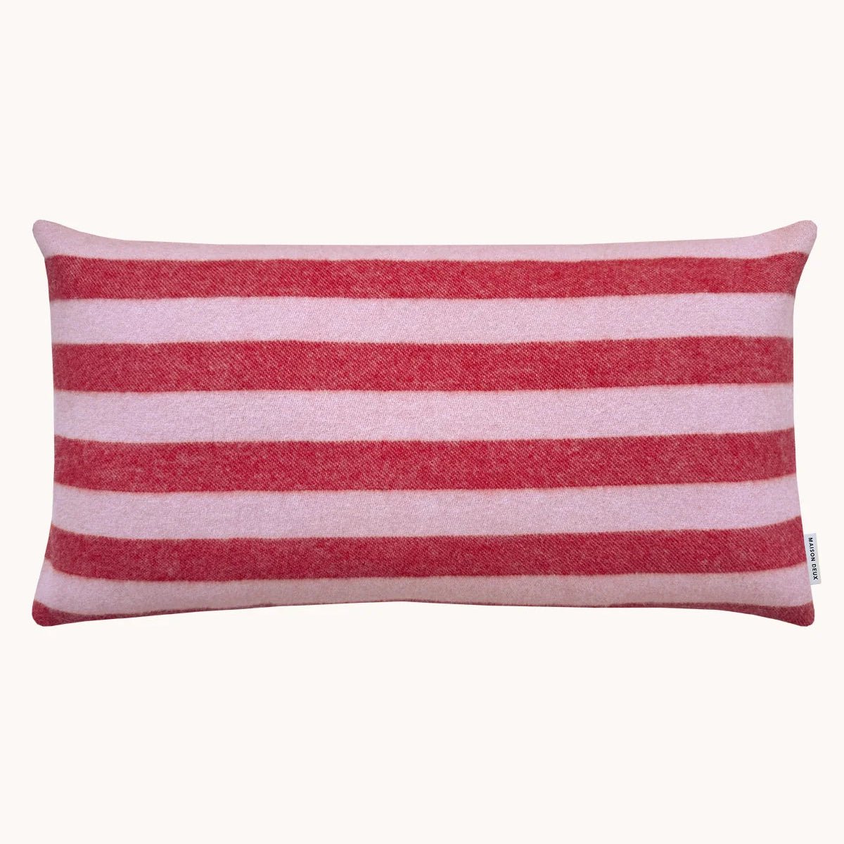 XL Candy wrap Pyntepute ull Pink Cherry, en del av kategorien Pute - At Home Interiør