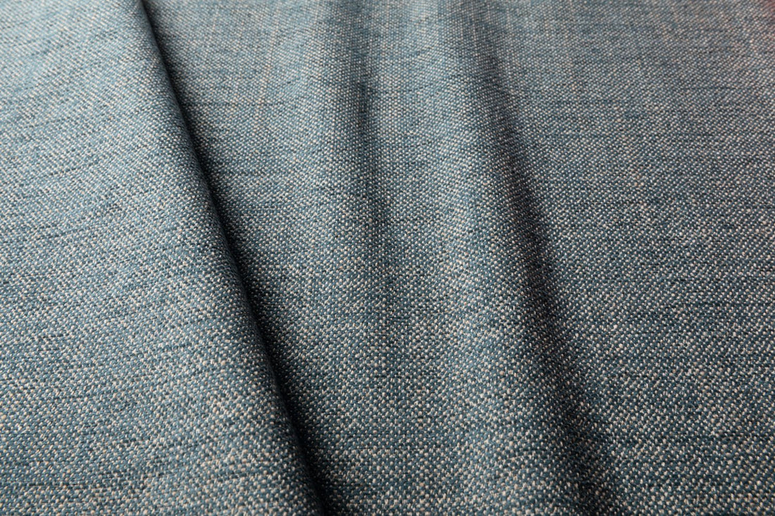 Møbeltekstiler som setter tonen – fra naturlig lin til luksuriøs velur - At Home Interiør