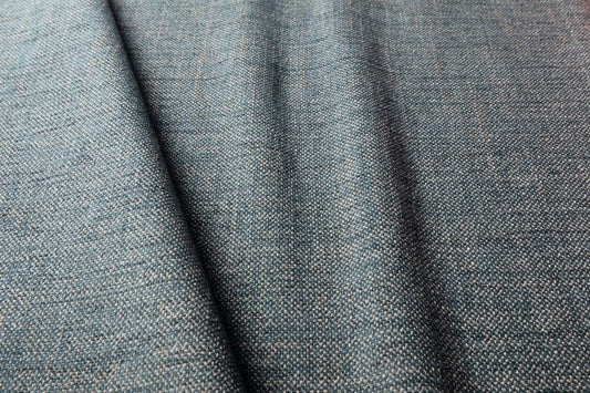 Møbeltekstiler som setter tonen – fra naturlig lin til luksuriøs velur - At Home Interiør