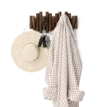 Picket knaggrekke walnut– funksjonelt design som også er veggkunst