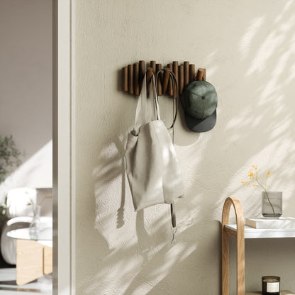 Picket knaggrekke walnut– funksjonelt design som også er veggkunst