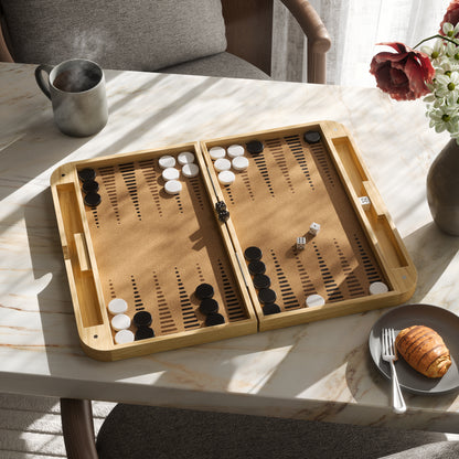 Umbra Blitz Backgammon sammenlagt i moderne tre- og korkdesign.