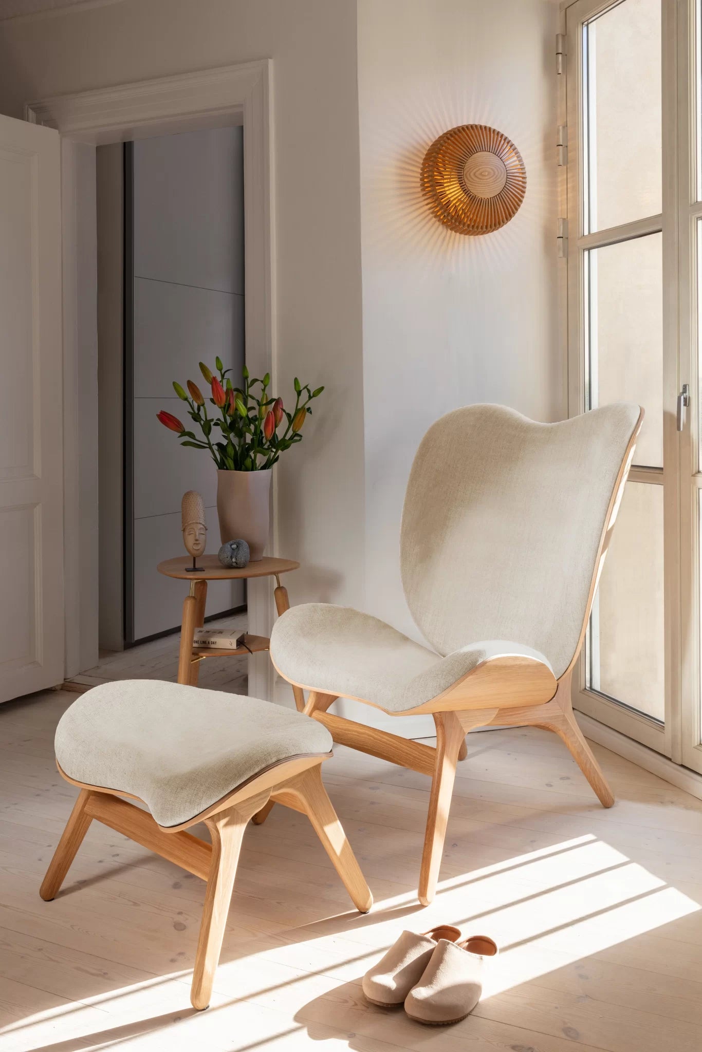 A Conversation Piece, stol og puff i teddy tekstil. Utstilling