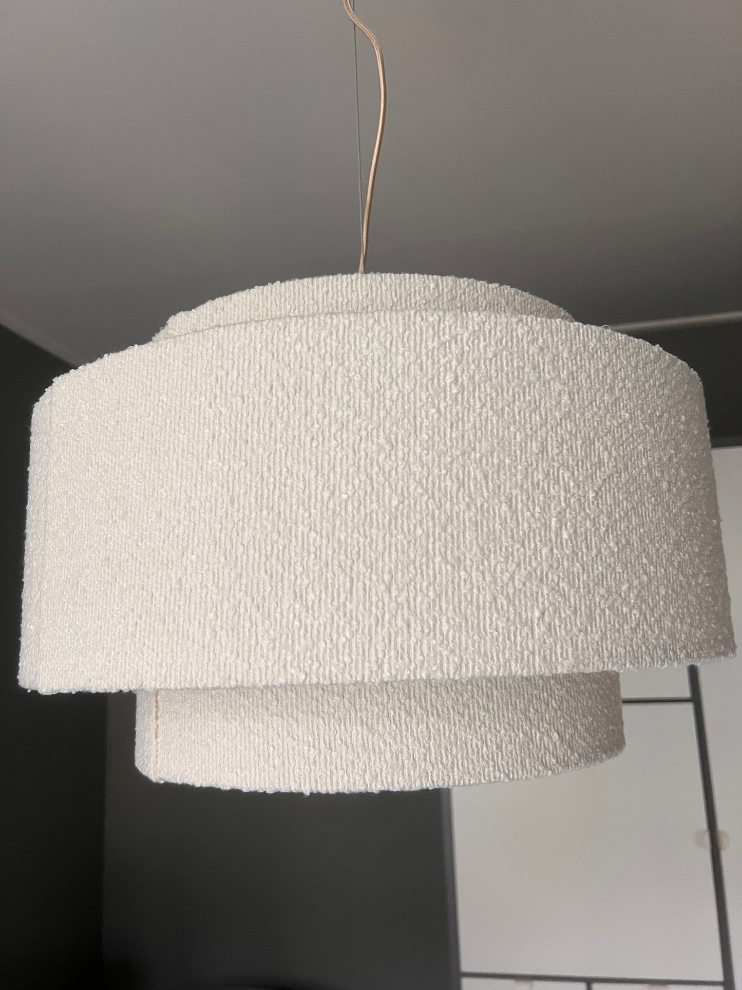 Noah pendellampe i hvit bouclé – 50 og 70 cm