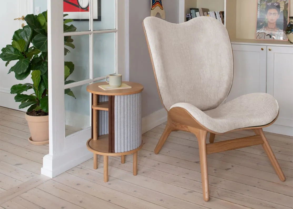 A Conversation Piece, stol og puff i teddy tekstil. Utstilling
