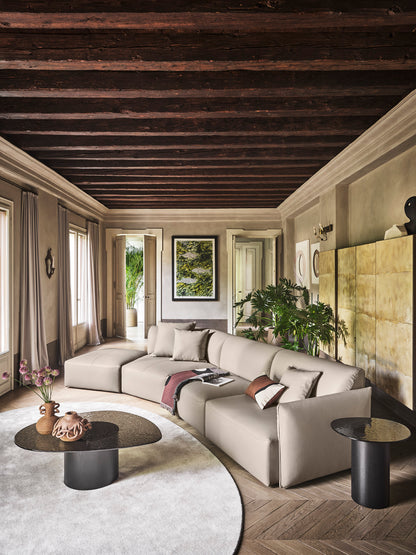 design sofa fra italienske calligaris i skinn, med mushrom bord og teppe