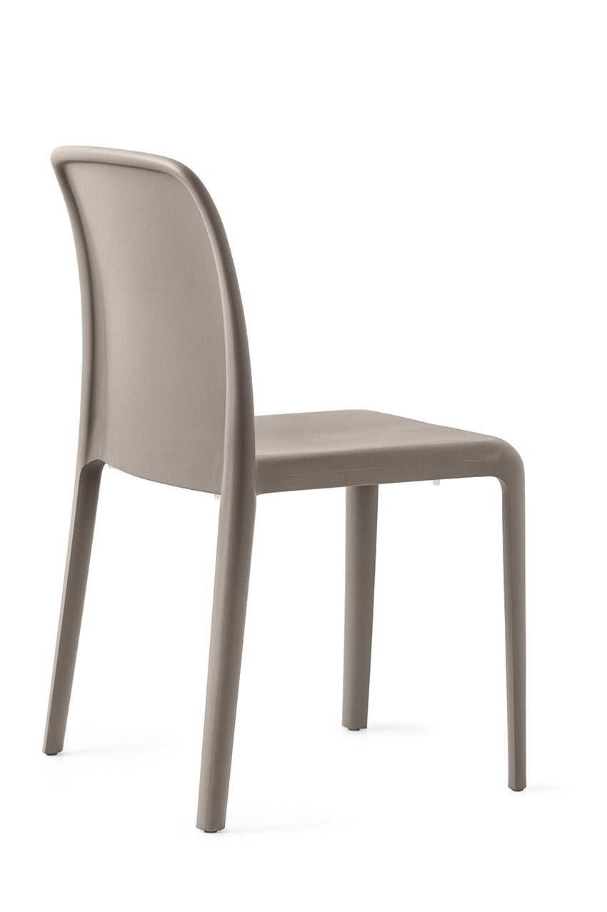 Bayo spisestol  – lett, solid og perfekt ute som inne