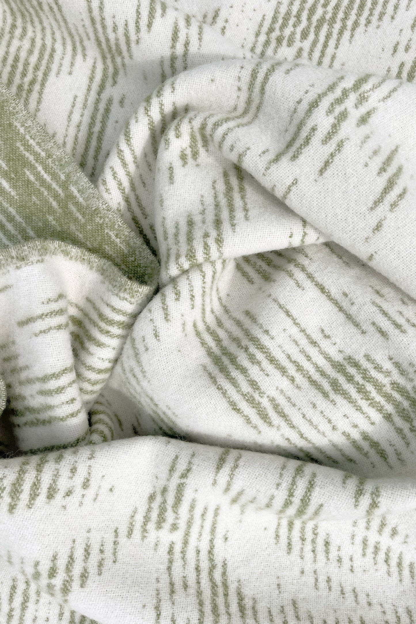 Moooi Blushing Sloth Olive cream Ullpledd