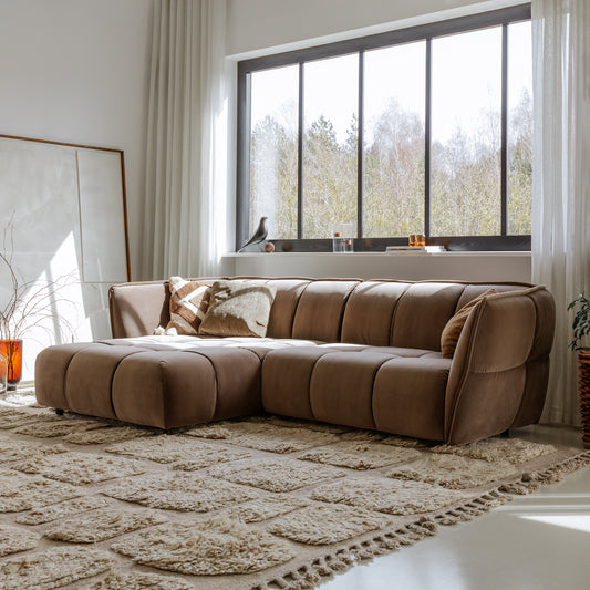 Trendy Clyde sofa med chaiselongue i nydelig brun bomullsvelur