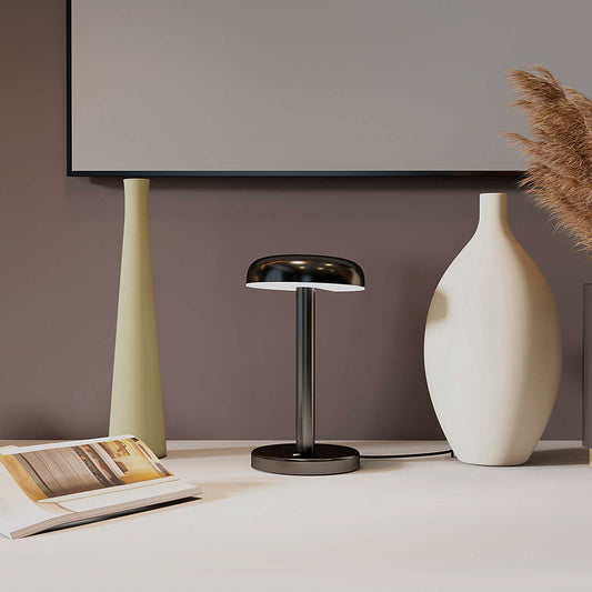 Cabriolette bordlampe i sort fra Martinelli Luce i interiør