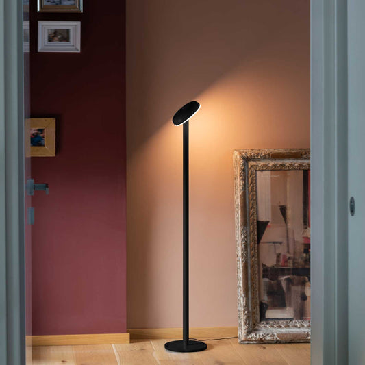 Cabriolette gulvlampe i sort fra Martinelli Luce i interiør