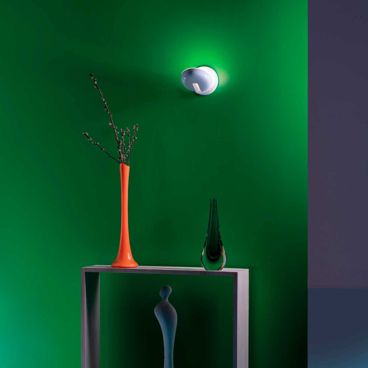Cabriolette vegglampe i hvit fra Martinelli Luce i interiør