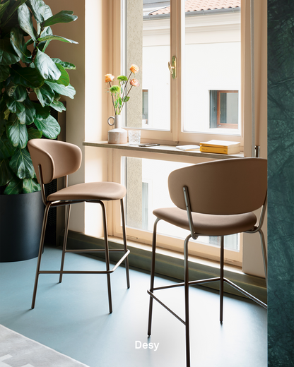 Detalj av Desy Barkrakker med metallben – møbelbutikk i Oslo