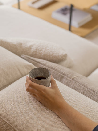 Detalj av Edda XL sofa oppsett Sneak grey beige tekstil – møbelbutikk i Oslo