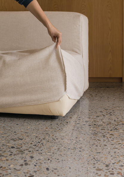 Edda XL sofa oppsett Sneak grey beige tekstil i stilrent stuemiljø – @HOME Interiør Oslo