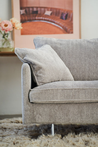 Julia sofa i lysegrått tekstil – personlig møbelrådgivning i Oslo