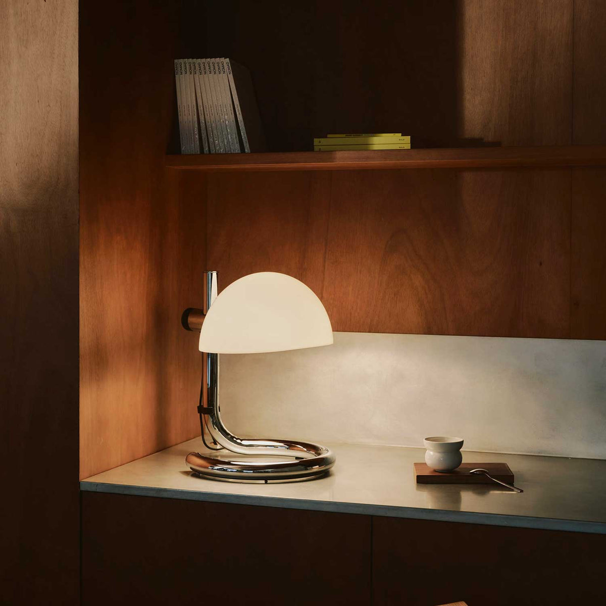 Lauro M bordlampe fra Marset i krom og hvit i interiør
