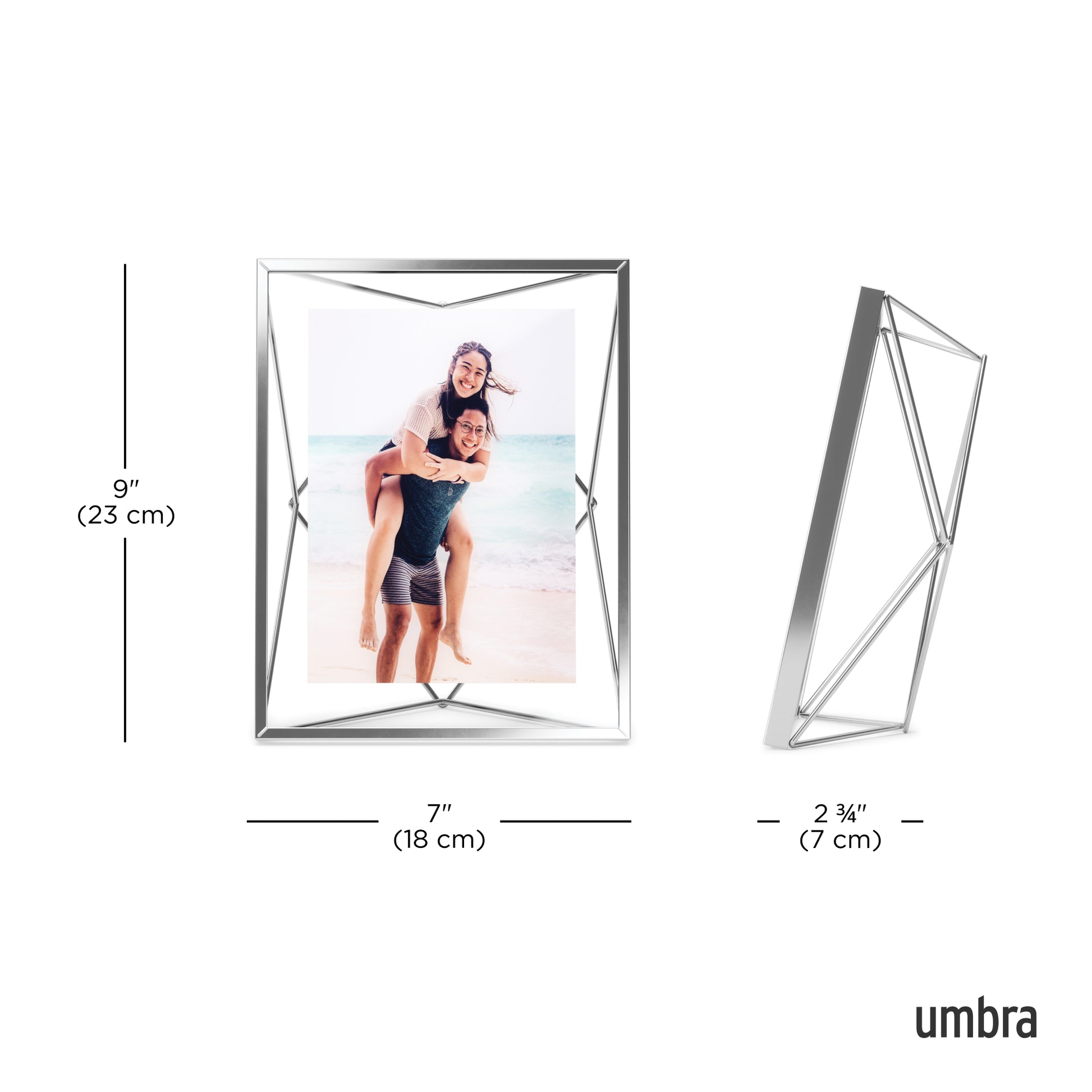 Umbra Prisma ramme i 3D-design stående på hylle.