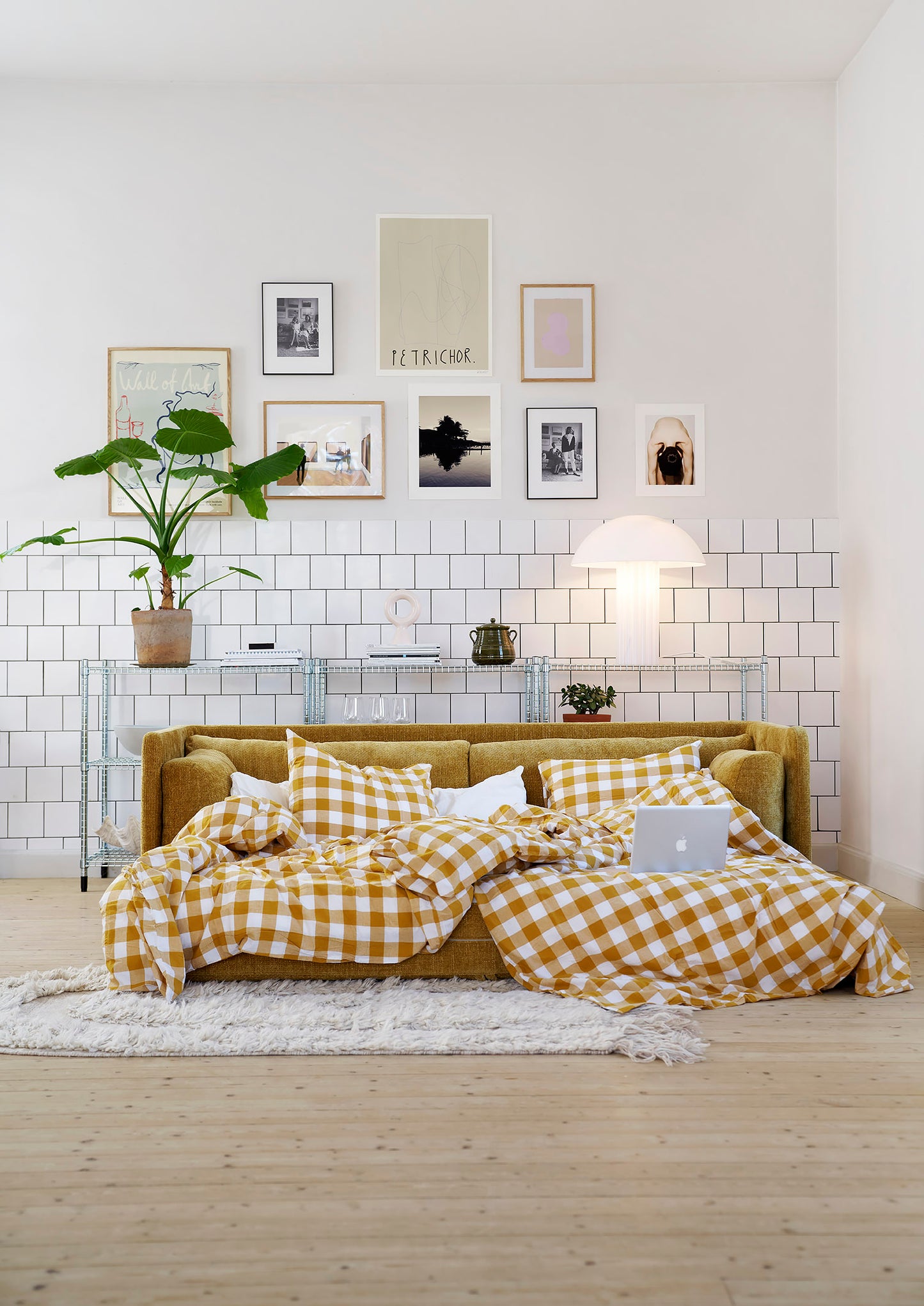 stina sovesofa brettes ut langsetter og måler 160 cm ut i dybden, madrassene har bonellfjør i setene