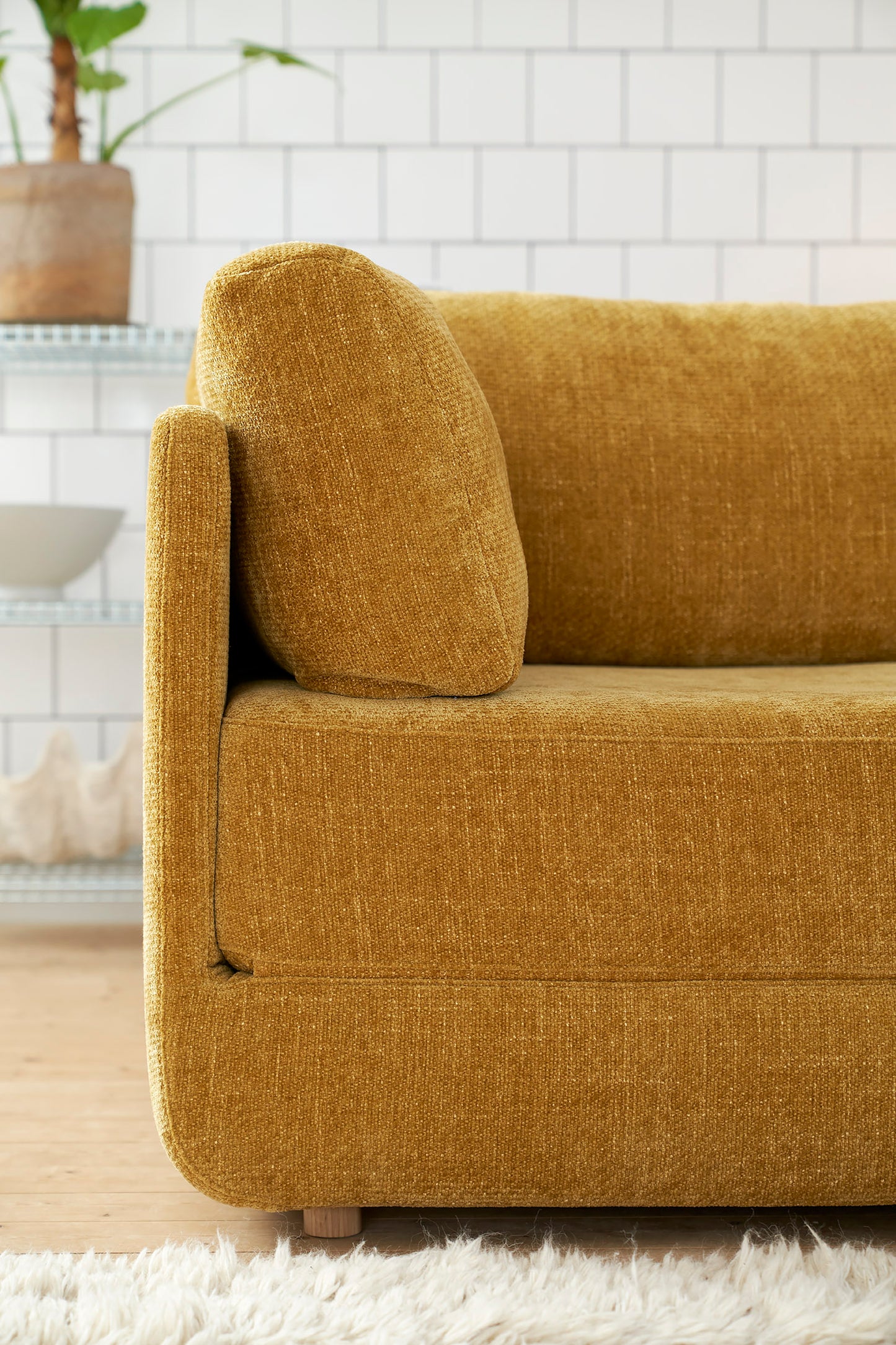 Detalj bilde av stina sovesofa med sine slanke armlener