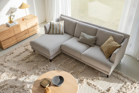 Vera sofa med chaiselongue er perfekt for små leiligheter