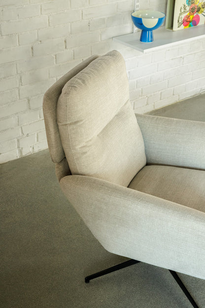 Amy lenestol med dreiefot – komfortabel og nett loungestol i valgfritt tekstil, en del av kategorien Lenestol - At Home Interiør