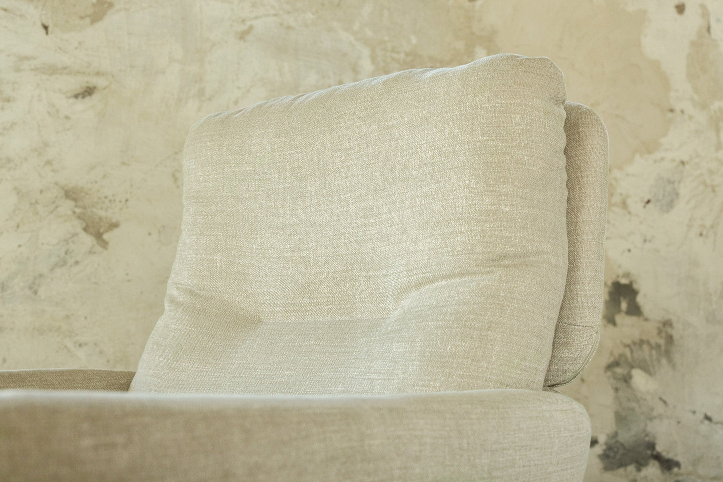 Amy lenestol med dreiefot – komfortabel og nett loungestol i valgfritt tekstil, en del av kategorien Lenestol - At Home Interiør