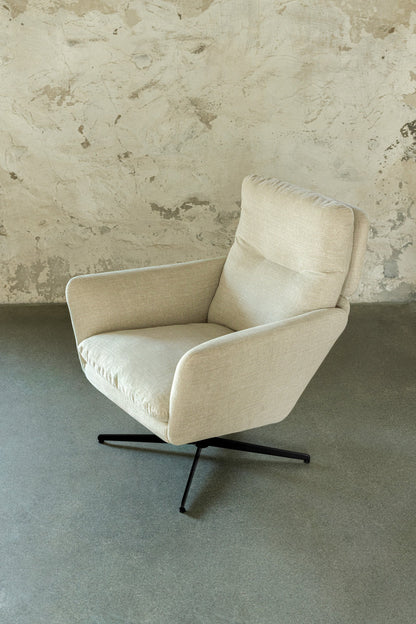 Amy lenestol med dreiefot – komfortabel og nett loungestol i valgfritt tekstil, en del av kategorien Lenestol - At Home Interiør