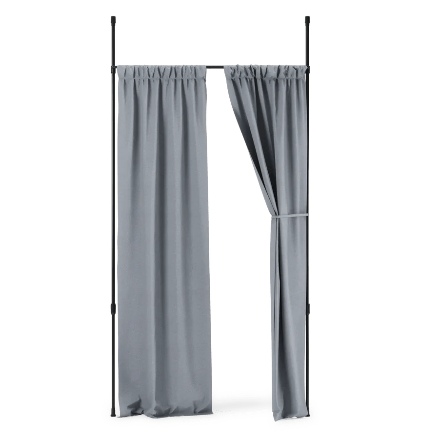 Anywhere gardinsystem/ romdeler, sort/hvit/stål, en del av kategorien gardinstang - At Home Interiør