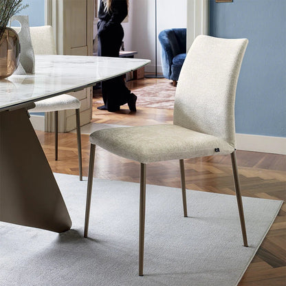 Atlas spisestuestol, avtagbart tekstil og flexrygg, en del av kategorien spisestuestol - At Home Interiør