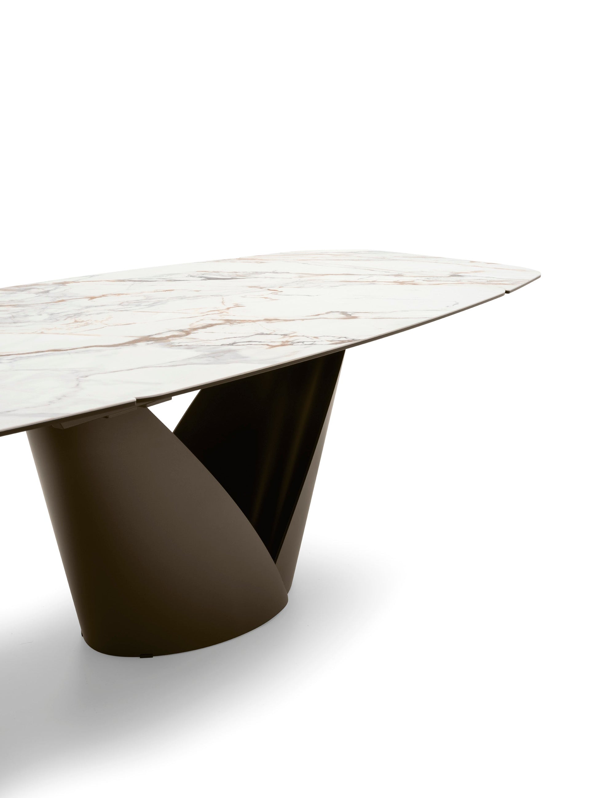 Calla spisebord med utrekk i begge ender. Nyhet, en del av kategorien Spisebord - At Home Interiør