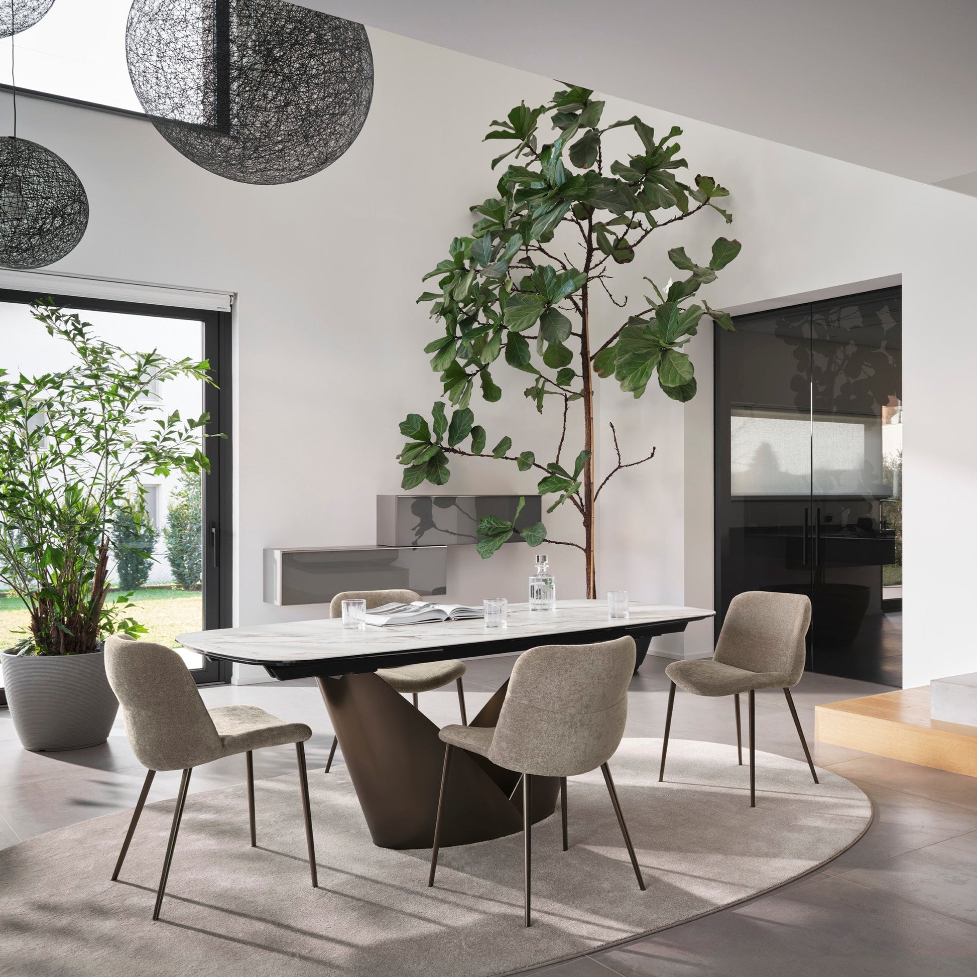 Calla spisebord med utrekk i begge ender. Nyhet, en del av kategorien Spisebord - At Home Interiør