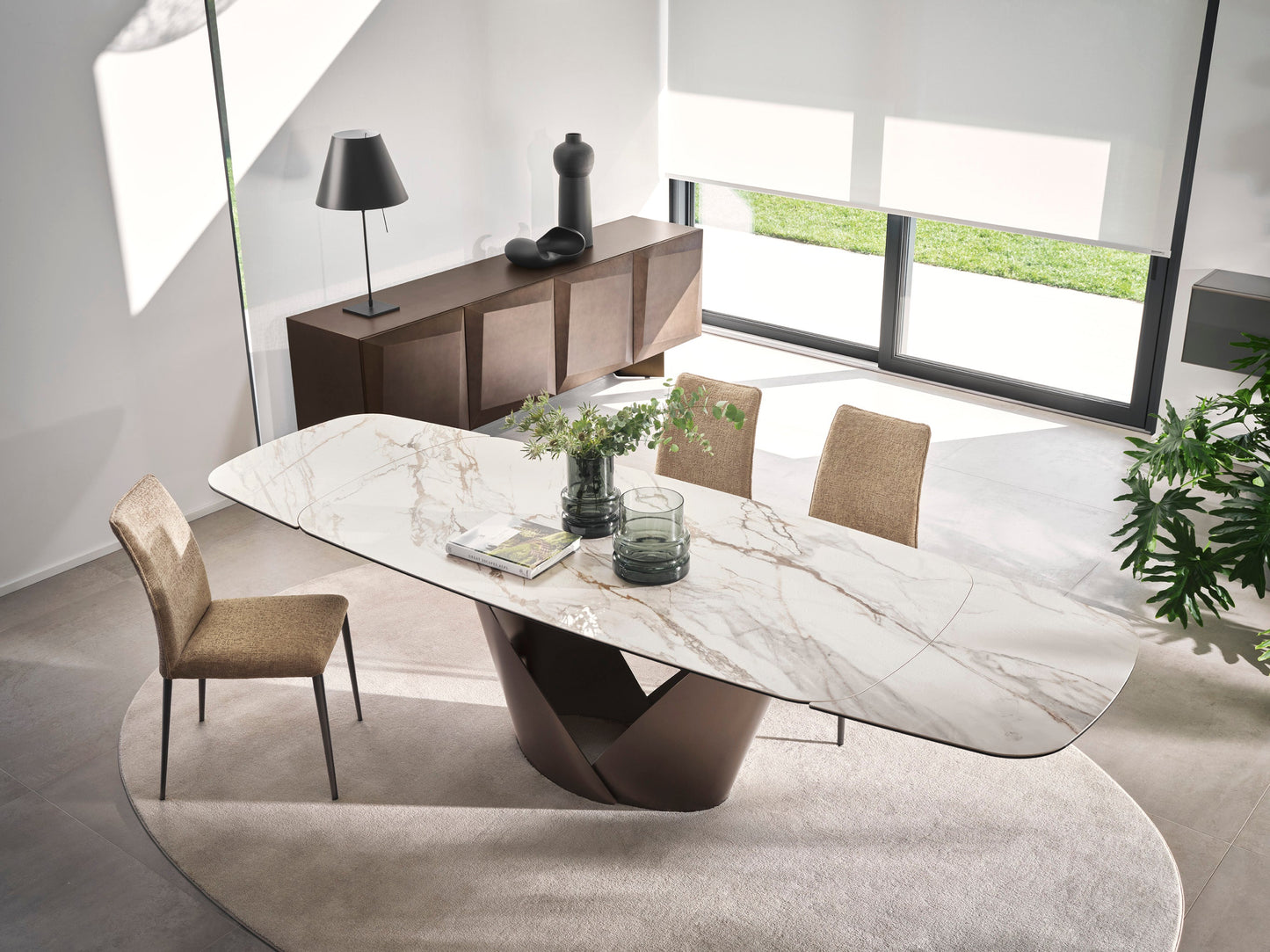 Calla spisebord med utrekk i begge ender. Nyhet, en del av kategorien Spisebord - At Home Interiør