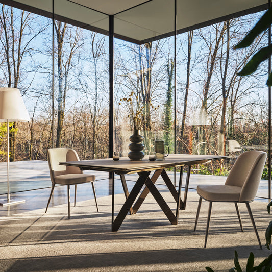 utekkbart spisebord med en dekorativ base. Topp i keramisk sten