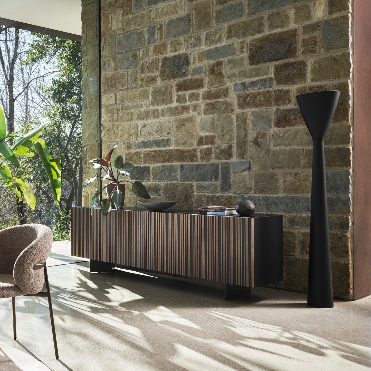 Nydelig sjenk men unike vertikal stripede dører. børstet bronse finish. kommer i 2 str