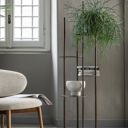 Circles hylle i pulverlakkert metal, perfekt for dine flotteste ting og planter. en showcase av en hylle