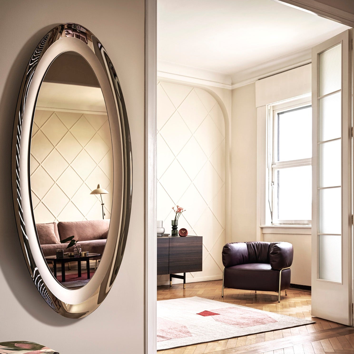 Dekorativt speil med speilbelagt ytterramme