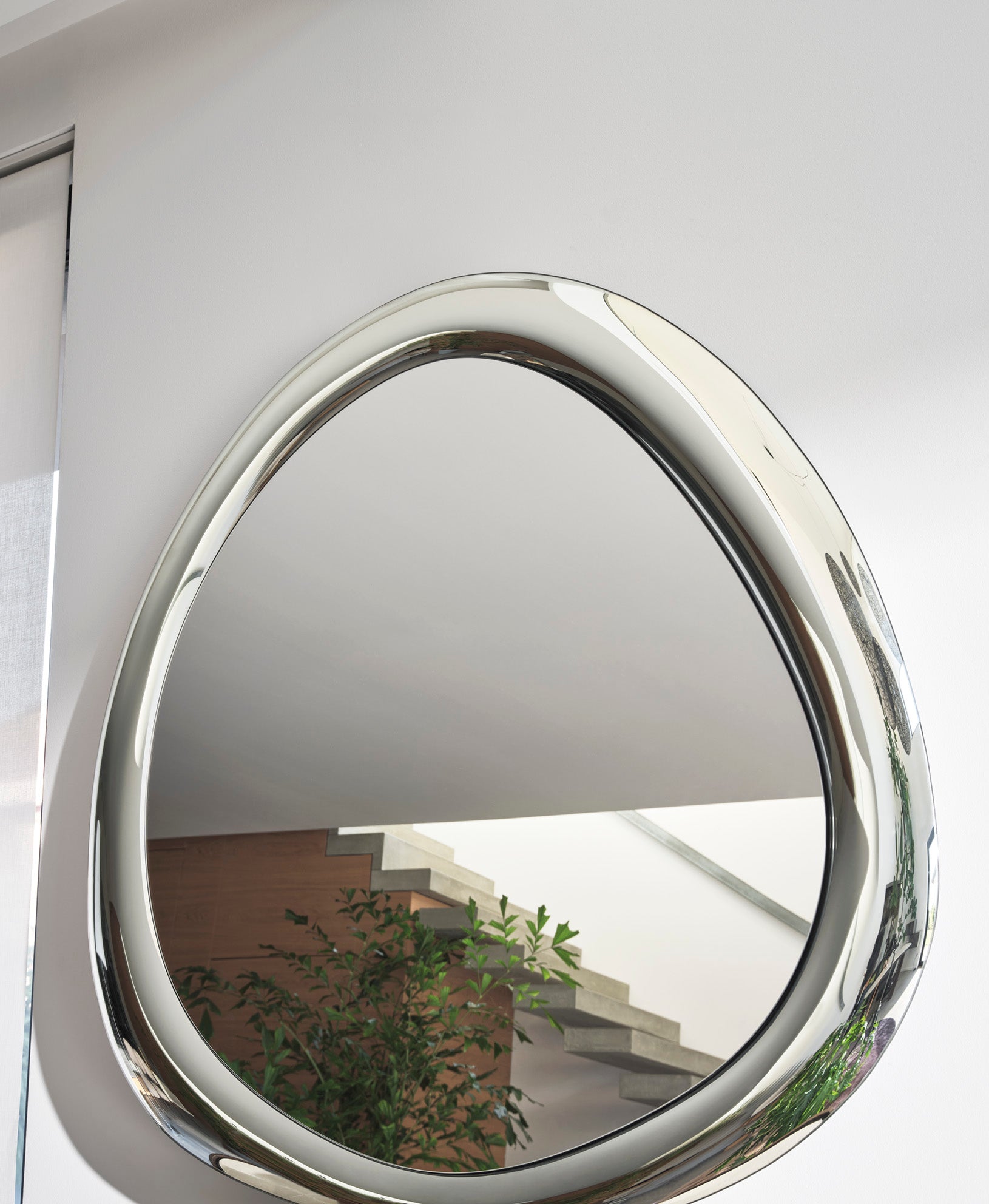 Calligaris Aura speil med elegant ramme og refleksjoner