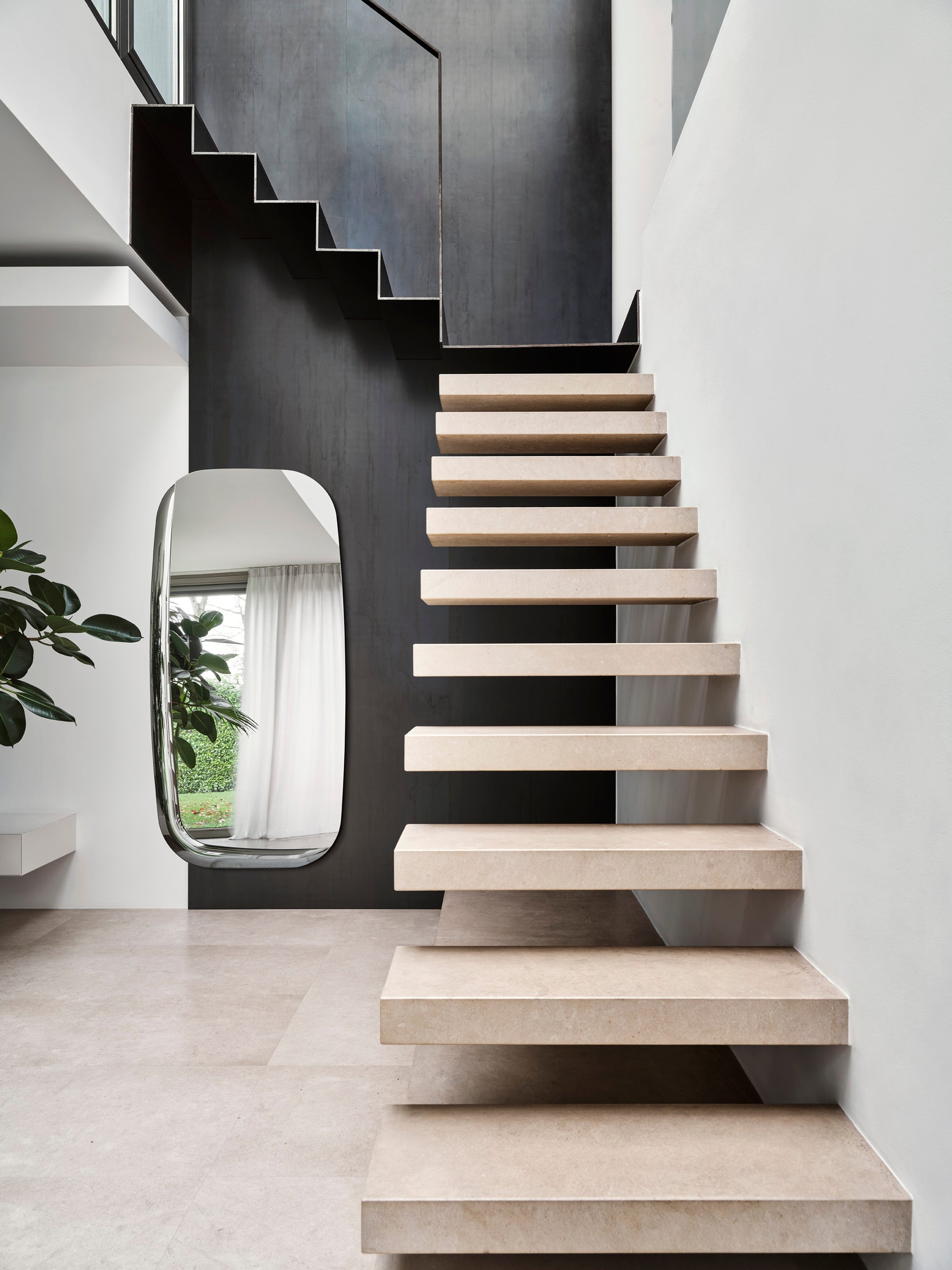 Calligaris speil designet av Roccadadria med flatt og buet speilglass