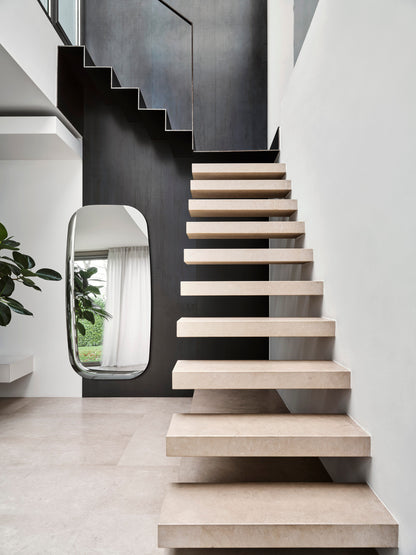 Calligaris speil designet av Roccadadria med flatt og buet speilglass