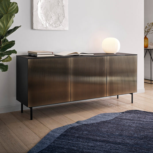 Nydelig sjenk med de helt speielle speil bronse spiledører.